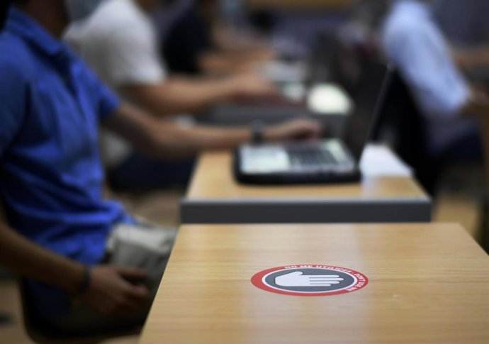 Pupitre con indicaciones de distancia de seguridad en una de las aulas