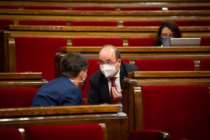 El presidente de ERC en el Parlament, Sergi Sabri (i), mantiene una conversación con el primer secretario del PSC, Miquel Iceta, durante el Debate de Política General (DPG) en el Parlament, en Barcelona, Catalunya (España), a 16 de septiembre de 2020. 