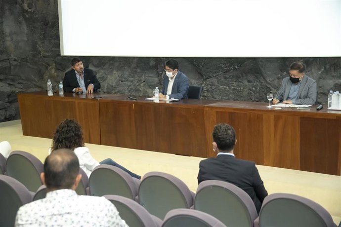 El presidente del Cabildo de Tenerife, Pedro Martín (c), en una reuniómn con empresarios del CEST para explicar las medidas de reapertura del turismo