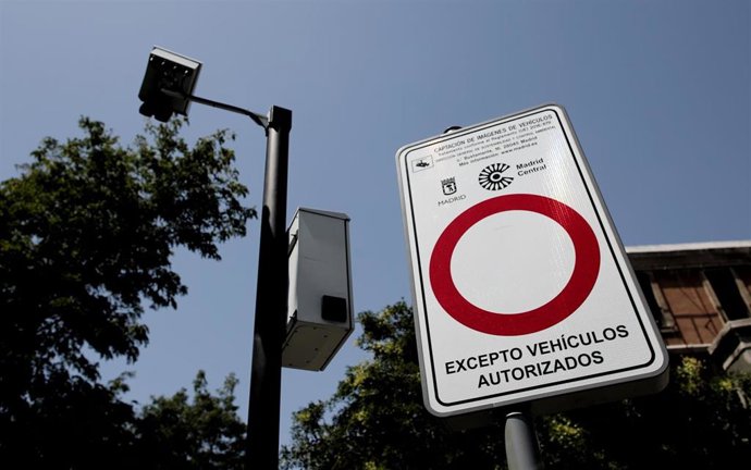 Señal de prohibido con el distintivo de Madrid Central en Madrid (España), a 27 de julio de 2020.