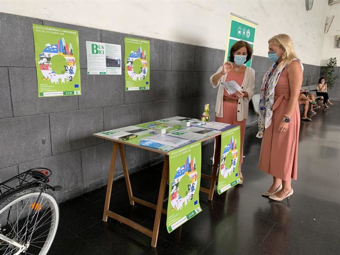 La subdelegada del Gobierno de la Junta de Andalucía en el Campo de Gibraltar, Eva Pajares, en una de las actividades del Consorcio de Transportes en la estación de autobuses San Bernardo