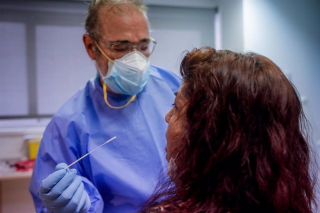 Un trabajador sanitario realiza una prueba PCR