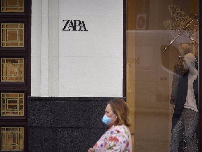 Una mujer pasa junto a una tienda Zara
