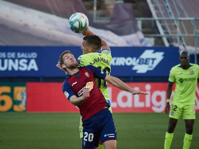 Darko Brasanac y Mauro Arambarri pelean por una pelota en un Osasuna-Getafe