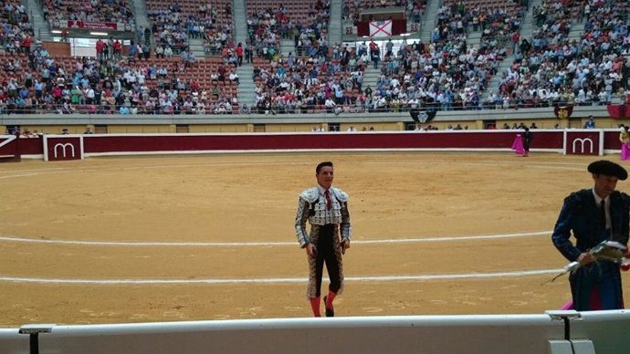 Diego Urdiales torero riojano en la plaza de toros de La Ribera en Logroño