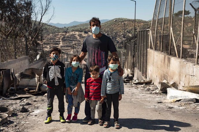 Una familia de migrantes en el campo de Moria tras el incendio