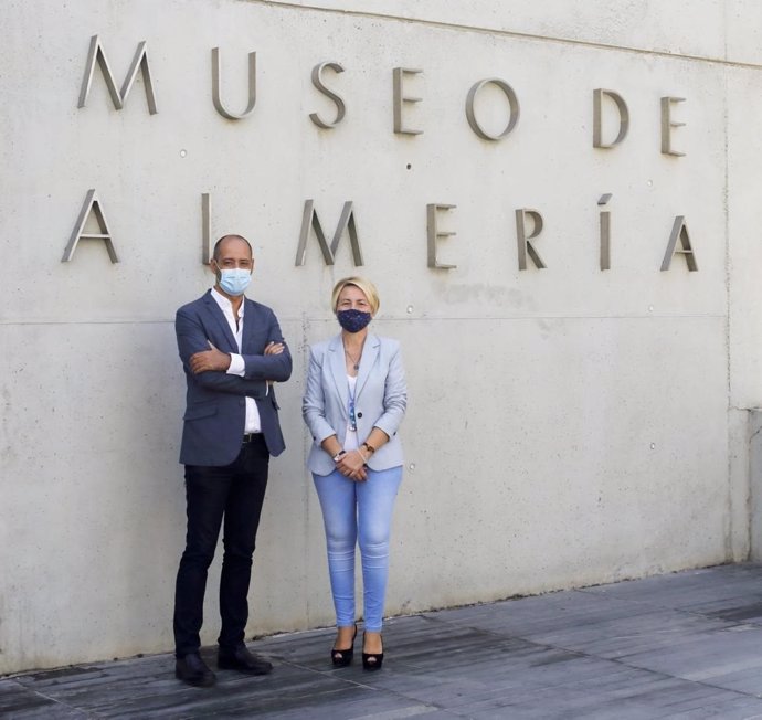 El nuevo director del Museo de Almería junto a la delegada de Cultura