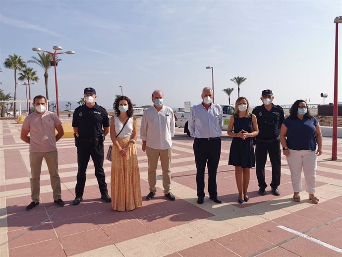 La delegada de la Junta en Almería visita la playa de Vera
