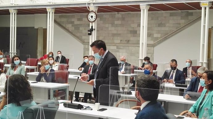 Juan José Molina Gallardo, portavoz del Grupo Parlamentario de Ciudadanos, durante su pregunta a López Miras