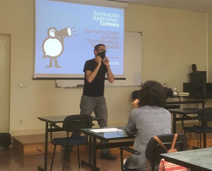 El sociólogo Rubén Lasheras, de la UPNA, interviene en el curso de la Red Antirrumores a personal de la Administración