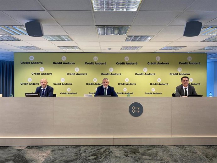 Martí Alfonso, director del Área Negocio Bancario Andorra; Joan R. Mas, director de Comunicación Corporativa, Márquetin y Transformación Digital Clientes; y Ignacio Fonseca, director de Gestión de Activos de Crdit Andorr.