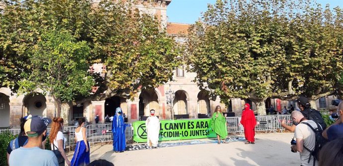 Diversos jóvenes de colectivos ecologistas se manifestan este miércoles 16 de septiembre ante el Parlament de Catalunya