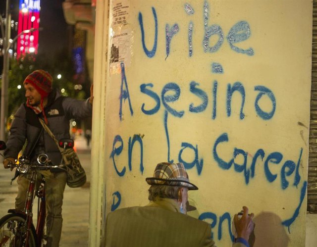 Manifestación en Bogotá contra el expresidente Álvaro Uribe, investigado por sus supuestos vínculos con grupos paramilitares.