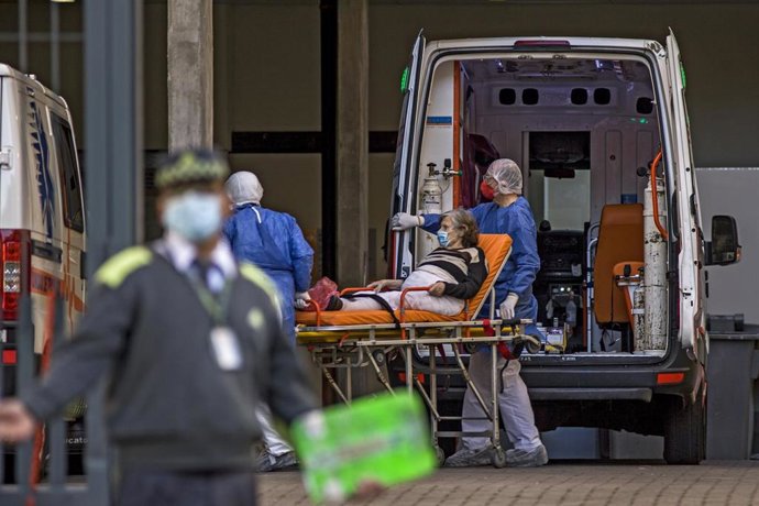Una mujer que ha contraído la enfermedad de la COVDI-19 es trasladada a un hospital de Buenos Aires, Argentina.