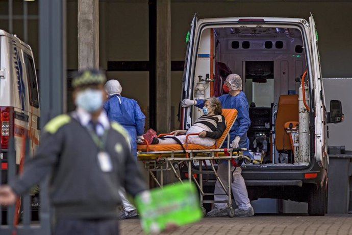 Una mujer que ha contraído la enfermedad de la COVDI-19 es trasladada a un hospital de Buenos Aires, Argentina.