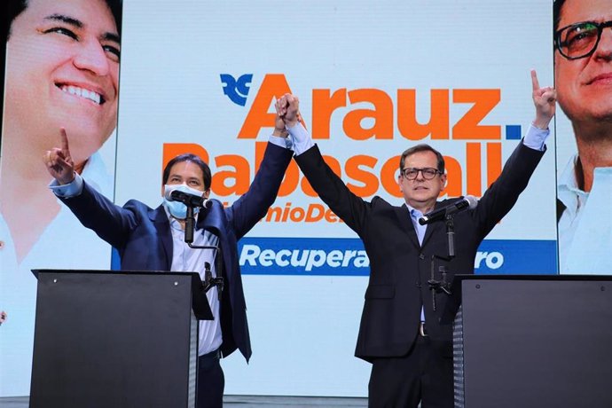 Andrés Arauz y Carlos Rabascall, candidatos a presidente y vicepresidente de Ecuador, respectivamente, por el partido del expresidente Rafael Correa, Centro Democrático.
