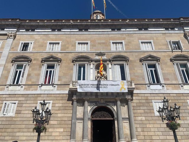 La Generalitat torna a penjar la pancarta amb el llaç groc