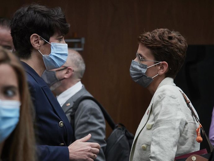 La consejera de Economía y Hacienda, Elma Saiz (i); y la Presidenta del Gobierno de Navarra, María Chivite (d).