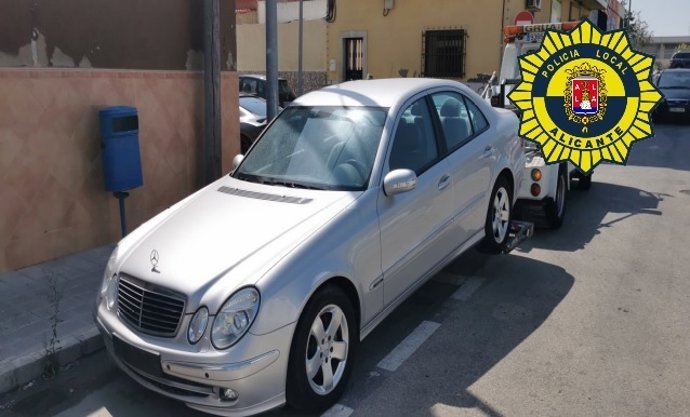 El coche inmovilizado con matrícula falsa.