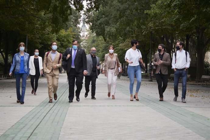 La presidenta del Gobierno de Navarra, María Chivite, acude al pleno del Parlamento de Navarra acompañada de miembros del Gobierno foral.