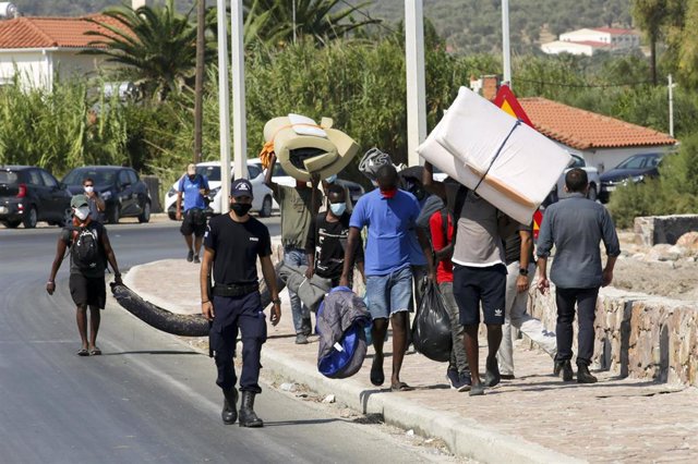 Migrantes desplazados tras los incendios en Moria