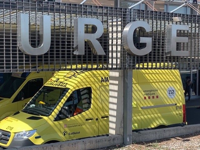 Una ambulancia en el área de urgencias del Hospital Universitario Arnau de Vilanova de Lleida, este miércoles