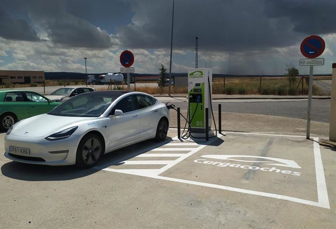 Imagen de un vehículo eléctrico cargándose.