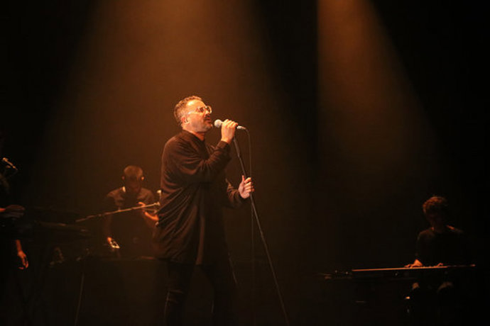 El cantant Dani Poveda dalt de l'escenari de l'Atlntida de Vic durant la gravació del seu nou projecte com a 'Lavanda'. Imatge publicada el 16 de setembre de 2020. (Horitzontal)