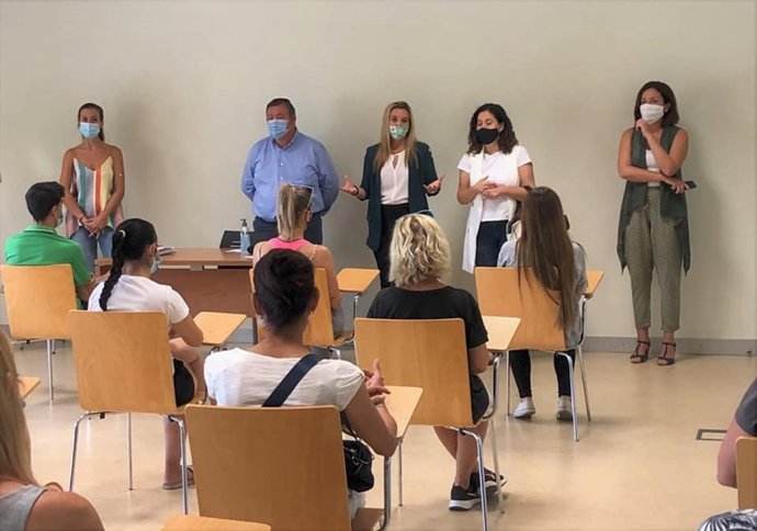 La alcaldesa de Alcalá de Guadaíra, Ana Isabel Jiménez, ha mantenido una encuentro con los primeros contratados por el Programa de Prevención de la Exclusión Social.