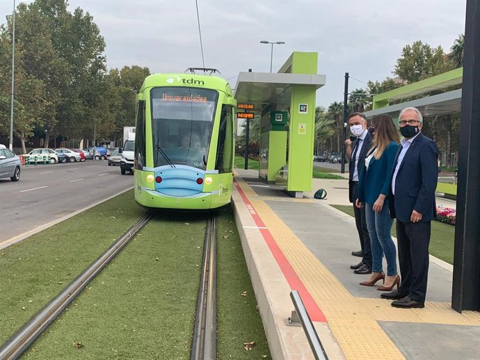 El tranvía se 'pone' la mascarilla para reivindicar que el transporte público en Murcia es seguro