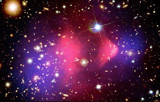 Una nueva investigación sugiere una forma prometedora de detectar partículas de materia oscura elusivas a través de respuestas atómicas previamente inexploradas que ocurren en el material del detector.