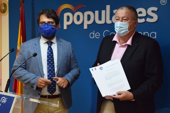 El senador del PP Francisco Bernabé (d) y el portavoz de ese partido en Cartagena, Álvaro Valdés (i)