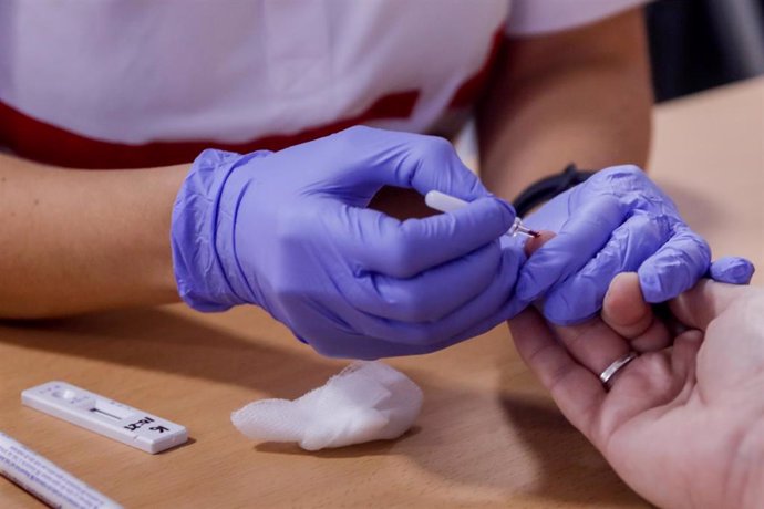 Un profesional sanitario realiza un test de coronavirus a una mujer en el Instituto de Formación Integral en Seguridad y Emergencias (IFISE), en Colmenar Viejo, Madrid (España), a 2 de septiembre de 2020. 