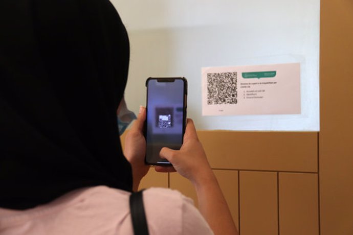Pla obert d'una alumna capturant un codi QR amb el mbil per registrar la seva assistncia a l'aula a la Facultat de Cincies Econmiques i Empresarials el 14 de setembre de 2020 (Horitzontal)