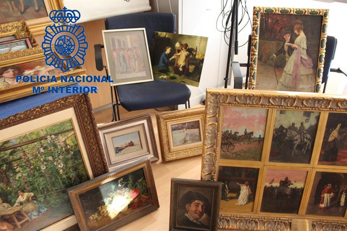 Nota De Prensa Y 2 Fotografías:"La Policía Nacional Recupera 68 Obras De Arte De Pintores Valencianos Y Detiene A Un Hombre "