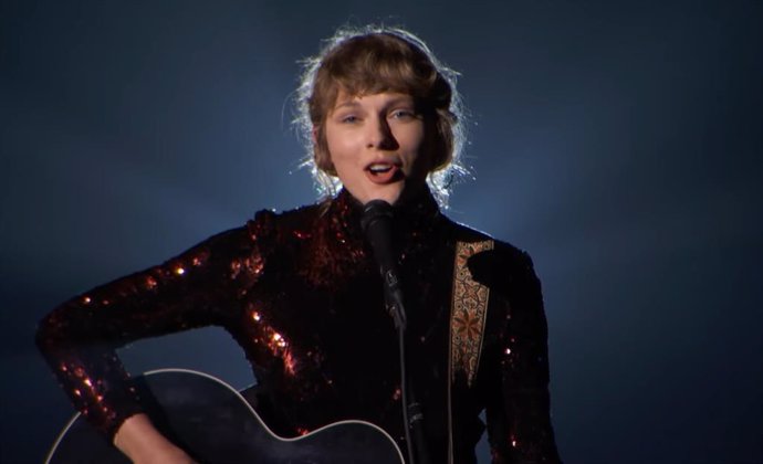 Taylor Swift regresa a sus raíces con su íntima interpretación de Betty en los premios ACM 2020