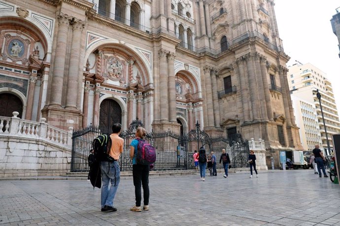 Turistas junto a la Catedral de Málaga 