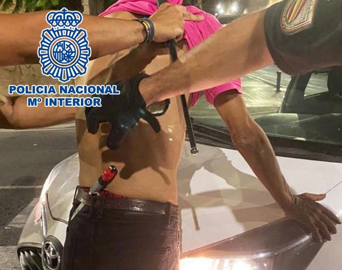 El detenido con el cuchillo en la espalda.