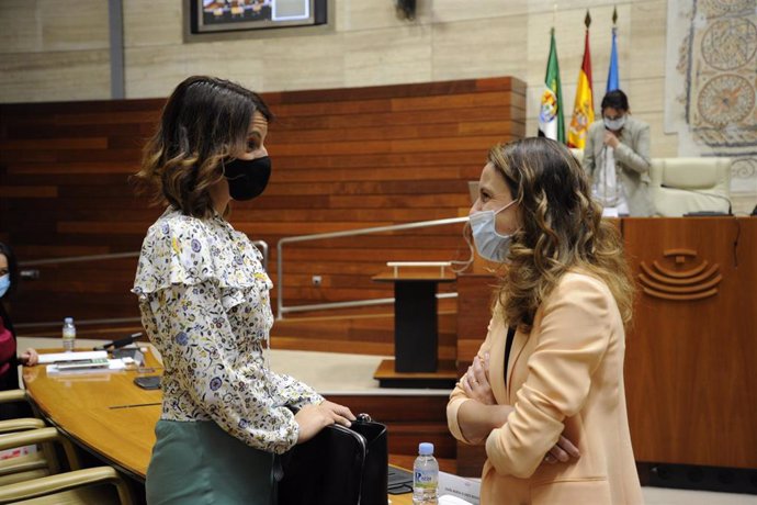 La consejera Nuria Flores dialoga con la diputada del PP Gema Cortés.