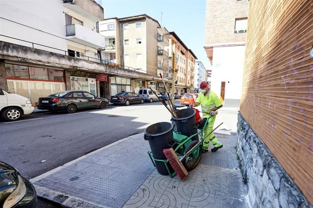 Un empleado de la limpieza trabaja por las calles del barrio La Inmobiliaria de Torrelavega. Archivo.