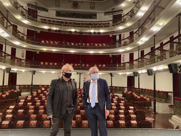 El Presidente Accidental De La Diputación, José María Bravo, Junto Al Director Del Teatro, Marco Antonio Costa.
