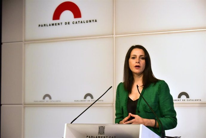 La presidenta de Ciudadanos, Inés Arrimadas, en una rueda de prensa en el Parlament de Cataluña.