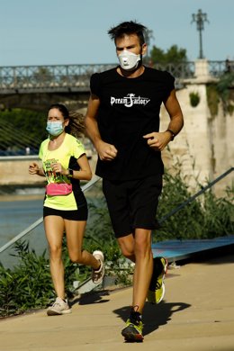 Varios adultos hacen ejercicio junto al río Segura