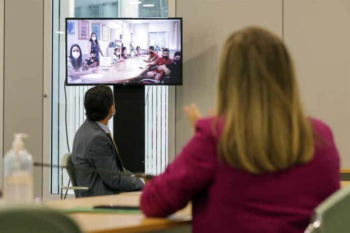 Marifrán Carazo (de espaldas) en la entrega telemática de los premios del certamen escolar 'Ponte en Marcha'.