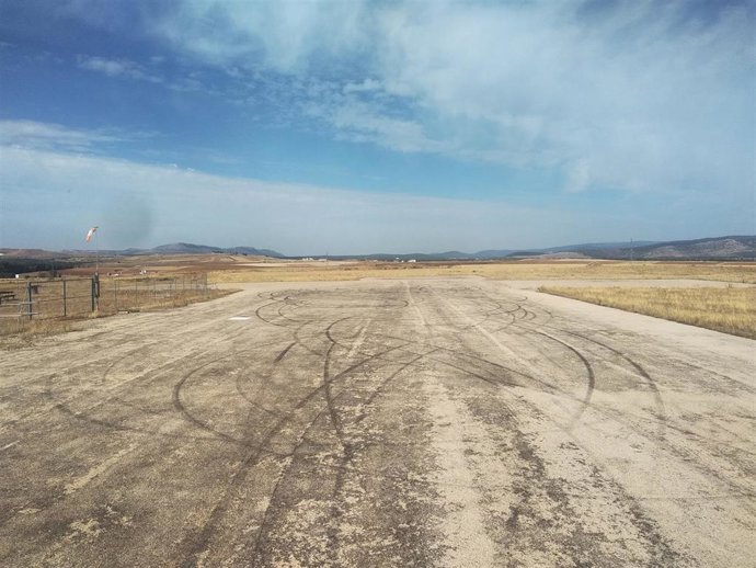 Daños provocados por los coches en la pista de aeromodelismo de Velilla de la Sierra (Soria).