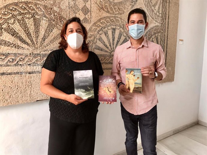 La delegada de Cultura en la Diputación de Córdoba, Salud Navajas (izda.), con los libros que se presentarán