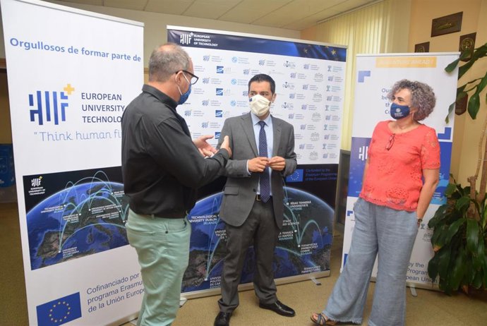 Fotografía adjunta de Marcos Ros y Beatriz Miguel charlando junto al vicerrector de Profesorado Luis Javier Lozano.