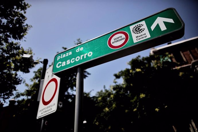 Distintivo de Madrid Central para el tráfico restringido en la Plaza de Cascorro, en Madrid (España).