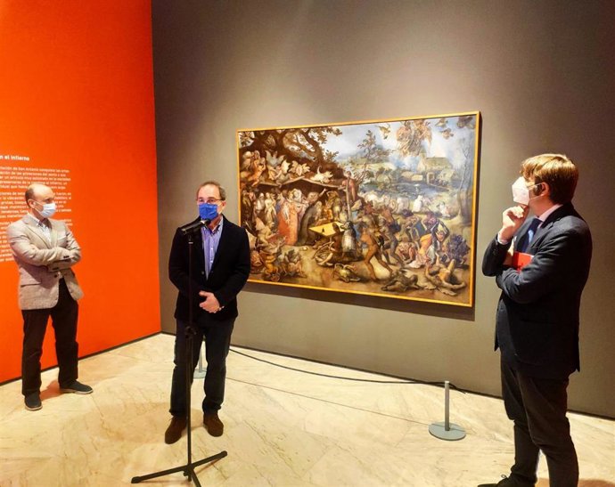 El director general de Cultura, Pablo León, el conservador del Museo de Bellas Artes, Gabino Busto, y el director del Museo de Bellas Artes de Asturias, Alfonso Palacio, presentan la muestra 'El diablo, tal vez'.
