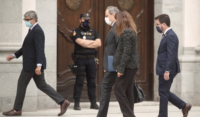 El presidente de la Generalitat, Quim Torra, llega al Tribunal Supremo (TS), acompañado del vicepresidente, Pere Aragonès (detrás).
